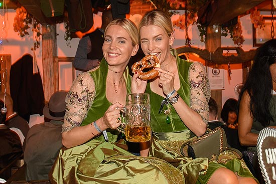 Julia Meise und Schwester Nina Meise Zwillinge Almauftrieb 2019 im Käfer Festzelt auf dem  186. Oktoberfest / Wiesn 2019 auf der Theresienwiese / Festwiese in München am 22.09.2019. (c.) Edition Sportiva